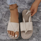 Chinelo de dedo confortável para mulher, ideal para o verão.