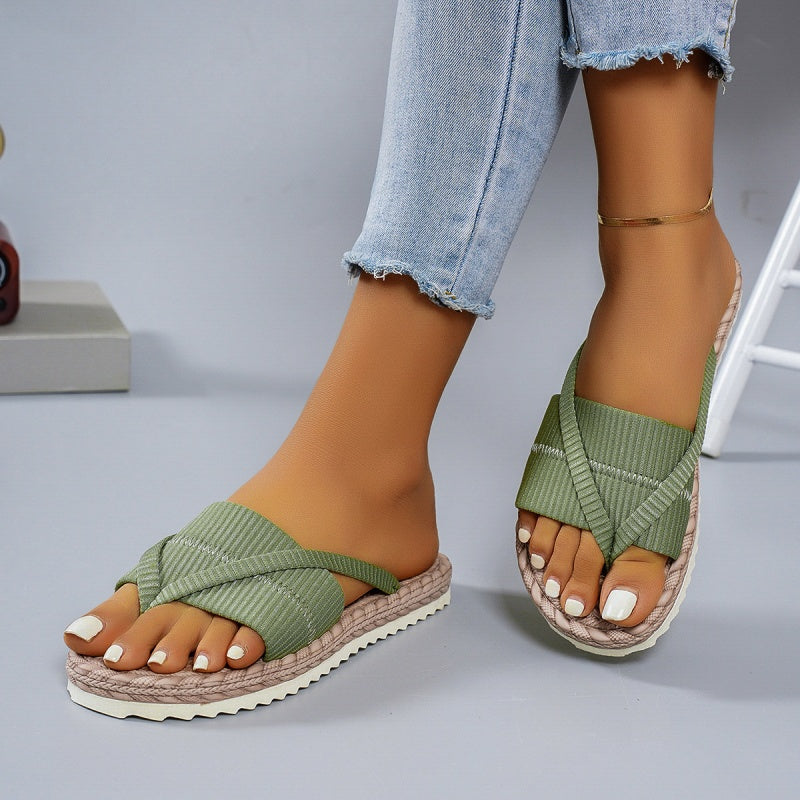 Chinelo de dedo confortável para mulher, ideal para o verão.