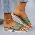 Chinelo de dedo confortável para mulher, ideal para o verão.