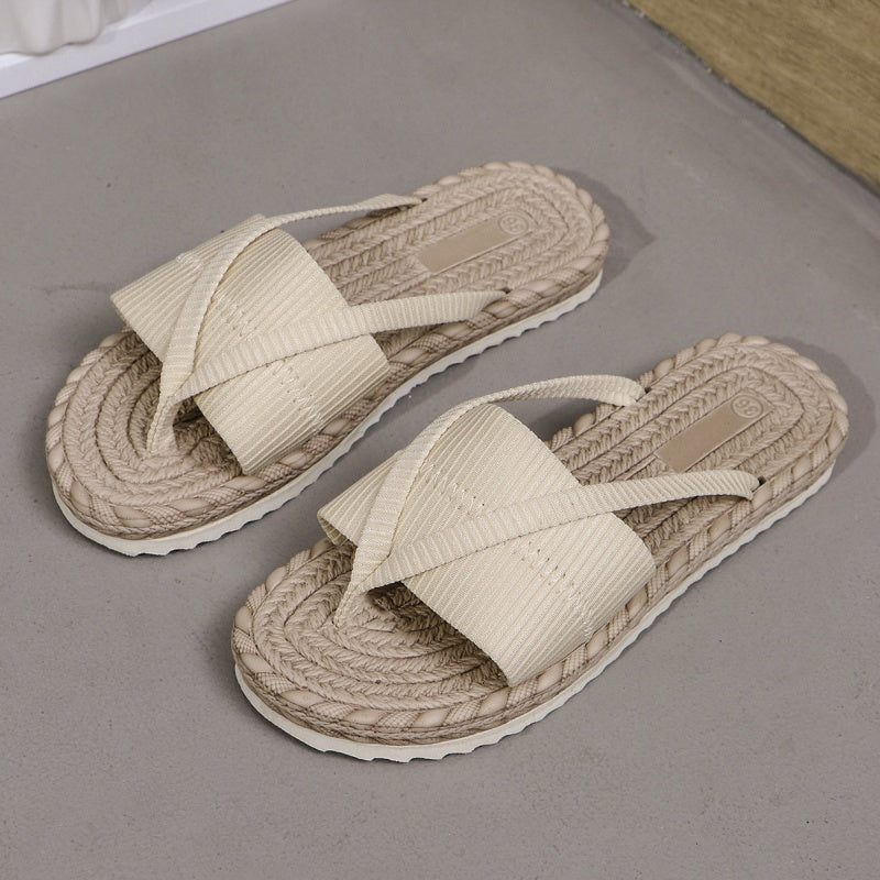 Chinelo de dedo confortável para mulher, ideal para o verão.