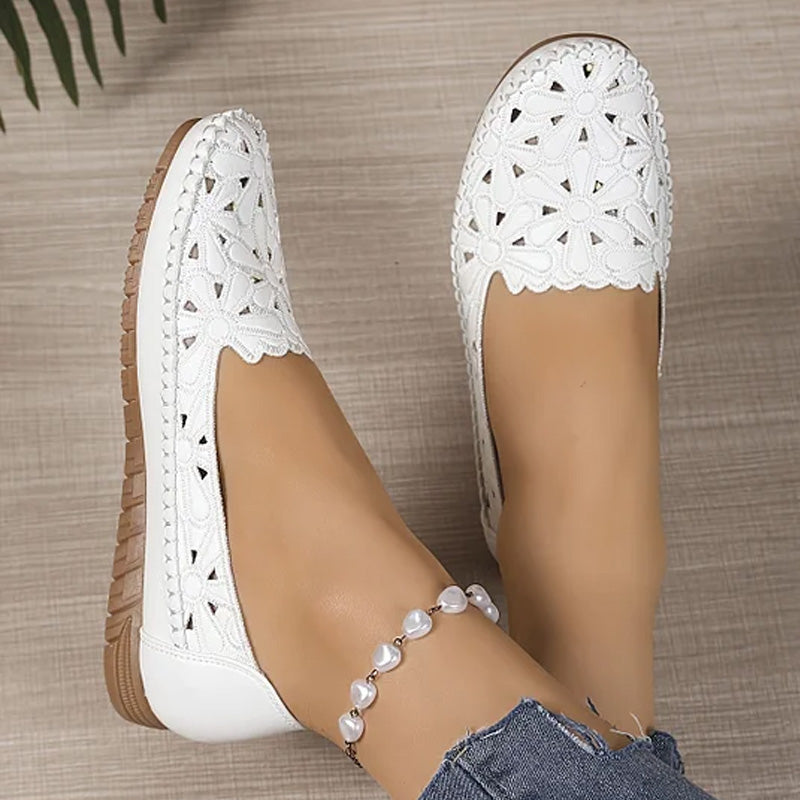 Sapatos ortopédicos femininos confortáveis, leves e estilosos, com design aberto.