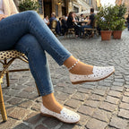 Sapatos ortopédicos femininos confortáveis, leves e estilosos, com design aberto.