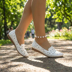 Sapatos ortopédicos femininos confortáveis, leves e estilosos, com design aberto.